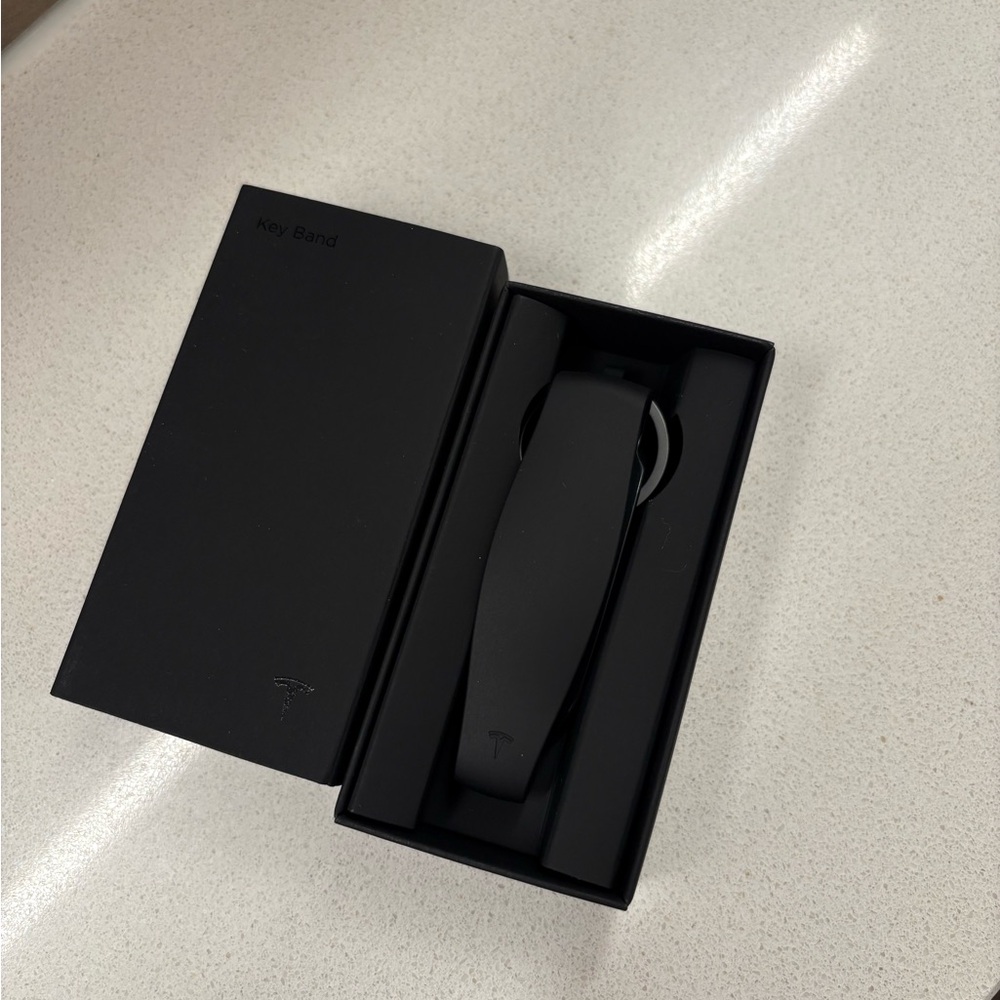 Black Tesla Key Band